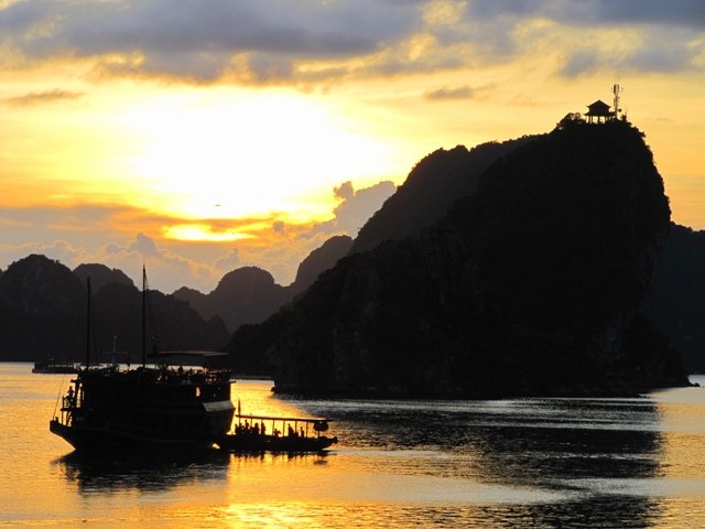 [Halong%2520Bay%2520%2526%2520One%2520Of%2520The%2520Many%2520Anchored%2520Boats%2520Vietnam%2520August%25202011%255B2%255D.jpg]