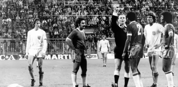 luis-pereira-e-expulso-por-falta-violenta-em-neeskens-holanda-derrotou-o-brasil-que-acabou-eliminado-da-copa-de-1974-1278623425342_615x300