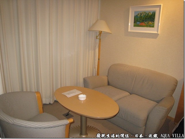 日本伊勢志摩市的近鐵水上別墅飯店(Hotel Kintetsu Aquavilla Ise-Shima)，在台邊還有個小沙發及茶几，可以在這裡邊喝茶邊看外邊的風景。