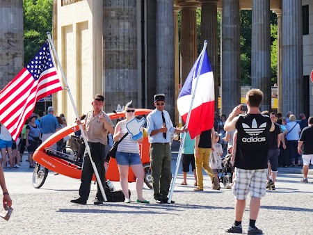 Pozand la Poarta Brandenburg