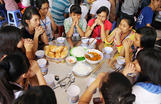 Bữa cơm trưa của các thí sinh còn ở lại