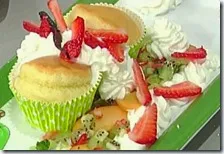 Cupcakes alla vaniglia con frosting alla panna e frutta