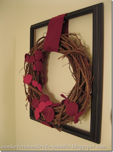 framed wreath with felt garland #easyfeltwreath #redwreath