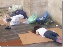Bambini siriani dormono per strada