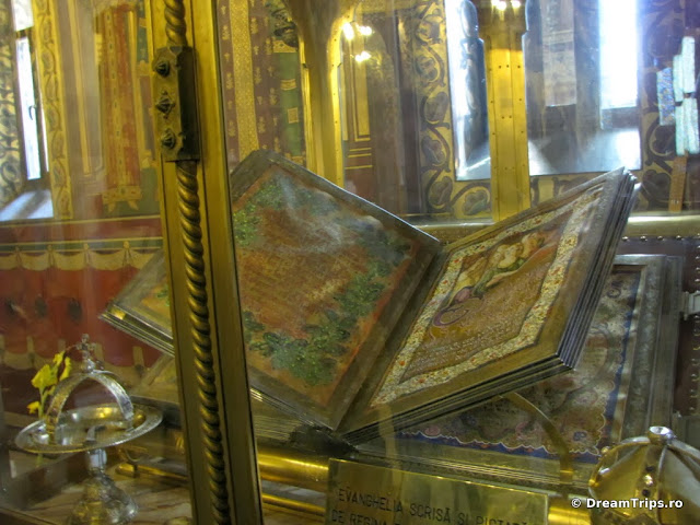 Mănăstirea Curtea de Argeș- evanghelia pictată de regina Elisabeta