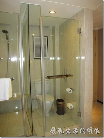 上海-齊魯萬怡酒店。高樓層的房型還有個特點，就是洗手間及淋浴間就在入口處，有點不太安全的感覺，而且沒有浴缸，但有乾濕分離的淋浴間。