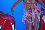 Las ‘vedettes’, las bailarinas principales de las comparsas, generalmente morenas de esculturales cuerpos, bailan justo por delante de la ‘cuerda’ de tambores, que llega a superar los cien tamborileros / Foto: Leonardo Correa y Anibal Bogliaccini.