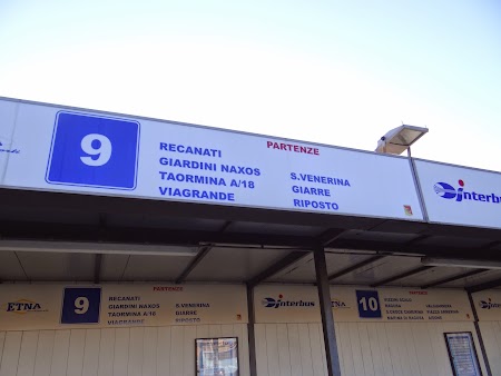 08. Peronul autobuzelor de Taormina.JPG