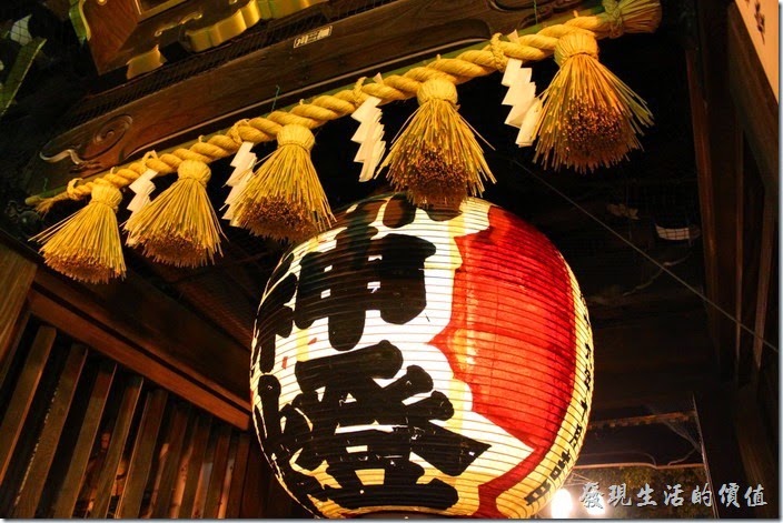 日本北九州-祇園櫛田神社。從這個角度看這門口的「御神燈」還真是大。