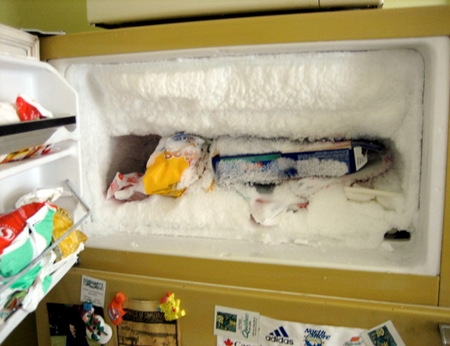 membersihkan lemari es