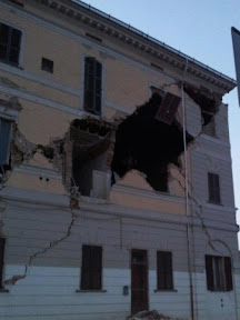 Gravi danni al Municipio di Sant'Agostino (foto da Twitter)