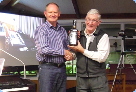 Club President, Gordon Sutherlaned, thanking Dave Hallam for his superb Concert. Photo courtesy of Peter Littlejohn