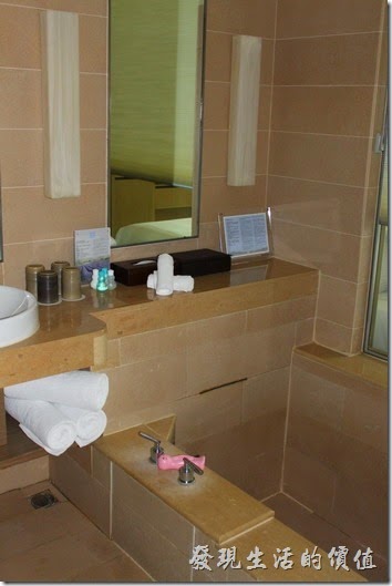 南投日月潭-雲品酒店。浴缸邊上還有一隻粉紅色的可愛溫度計，讓你泡湯量水溫，只要把浴缸旁的羅馬連拉上，就可以一ㄅ泡澡一邊看電視了，也算是一種享受吧。