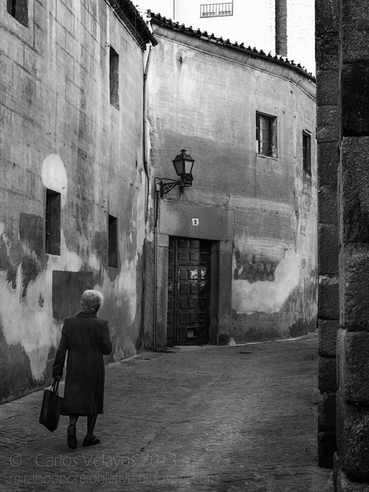 Anciana en la Vieja Calle