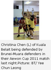 Christina Chen (L) of Kuala Belait being defended by Brunei-Muara defenders in their Aewon Cup 2011 match last night.Picture: BT/ Yee Chun Leong 