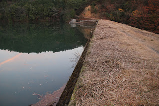 Vista dell'argine sul lato lago della diga dall'alto della riva destra