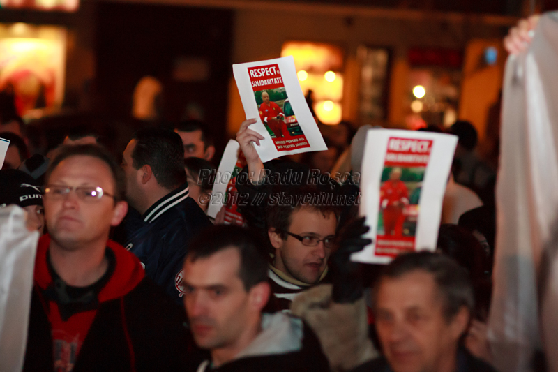 Un grup de protestatari afișează mesaje de solidaritate la mitingul spontan de susținere a fostului subsecretar de stat în Ministerul Sănătății și a serviciului de urgență SMURD, desfășurat în municipiul Tîrgu Mureș, joi 12 ianuarie 2012.