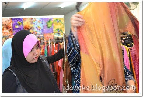 Membeli batik di Kelantan  DARI ATAS PAGAR CIK WOK
