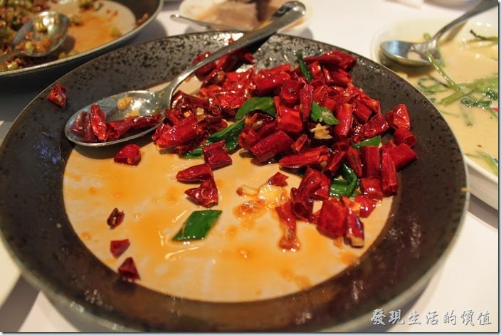 台南-1010湘。看我們把整盤「辣子尋雞丁」吃得一乾二淨的樣子，不過這辣椒我可吃不下。