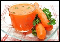 10585085-jugo-de-zanahoria-perejil-y-zanahorias-frescas