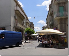 L'ingresso del mercato in via Sant'Elena