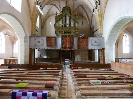 Fortificatii sasesti in Transilvania: interiorul bisericii Harman