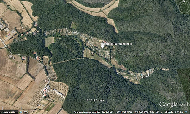 Vue aérienne de la petite vallée (au centre) entourée de forêts