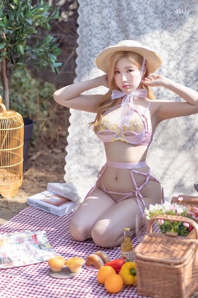 Yebin (전예빈) Picnic With Love