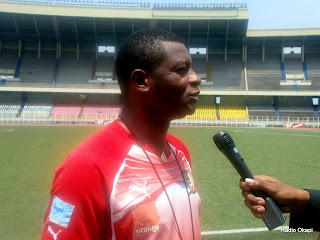 François Oman Biyik, entraîneur adjoint du Cameroun, au cours d’une séance d’entraînement au stade des Martyrs (Kinshasa), le 06/10/2011.
