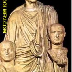 82 - Patricio romano con imagenes de antepasados
