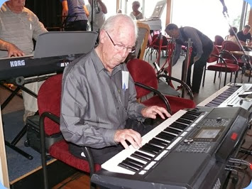 Peter Brophy playing his Yamaha PSR-S950. Photo courtesy of Dennis Lyons