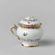 Pasteipot, rond, met deksel en oor, behorend bij een servies met geslingerd lintmotief met bladertakken, bloemboeketten en gestrooide bloemtakken