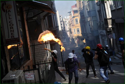 Турецкая полиция разгоняет протестующих