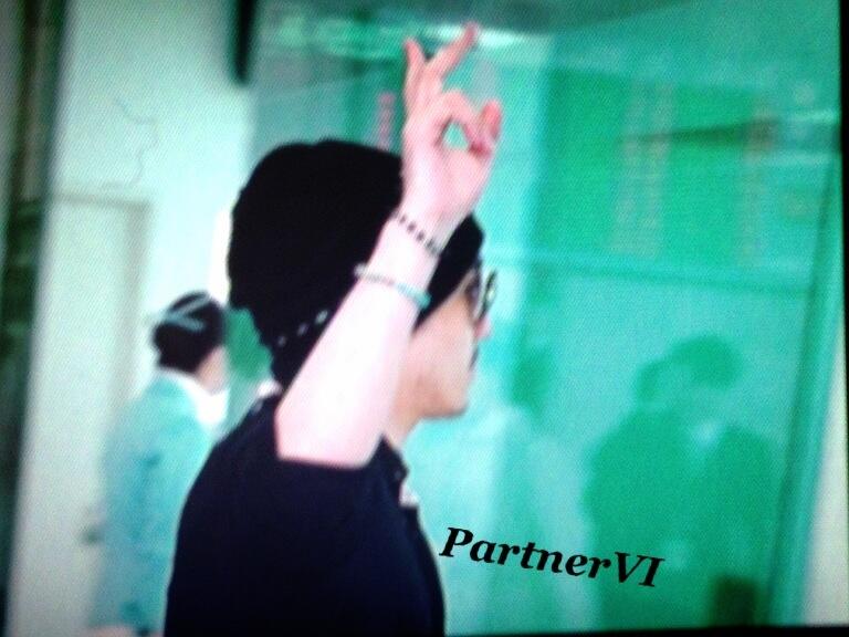 Seung Ri - Gimpo Airport - 26apr2013 - 05.jpg