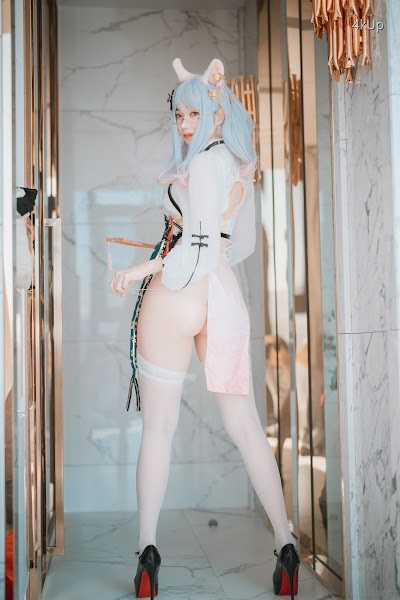 DJAWA Photo – Bambi (밤비) Le Chat Porte un Qípáo