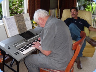 Alan Wilkins playing his Yamaha PSR-910 with Peter Littlejohn relaxing to the music