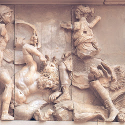 10.- Altar de Zeus. Pérgamo. Lucha de Artemis
