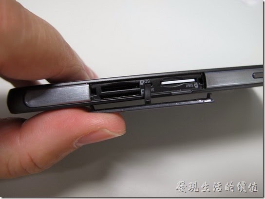 華為榮耀Honor6智慧型手機擁有兩個micro-SIM卡(支援熱插拔)及一個Micro-SD擴充記憶卡。