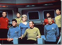 Capitão Kirk e os oficiais na sala de comando da Enterprise