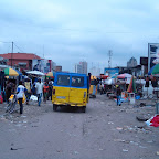 Etat de délabrement de l'avenue Bokasa à Kinshasa, entrée grand marché.