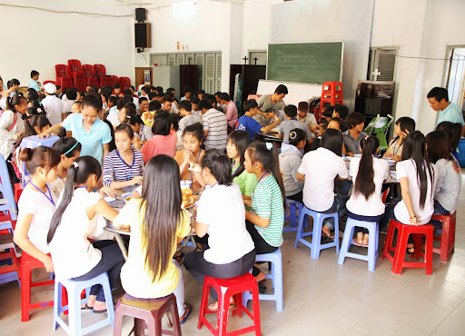 Bữa cơm trưa của các thí sinh còn ở lại