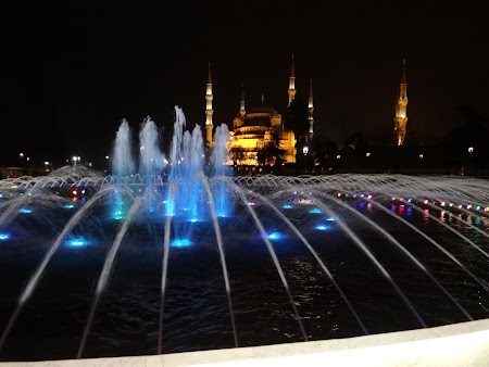 Obiective turistice Istanbul: Fantana luminata la Sultanahmet