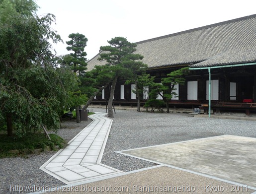 20.caminho que separa o jardim do Templo Sanjusangendo