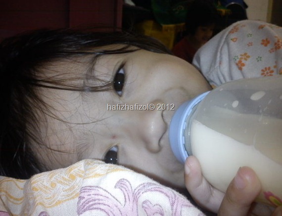 bayi comel minum susu 