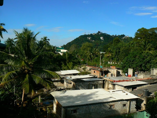 Cazare Sri Lanka: Palm Garden Guesthouse Kandy view de pe roof.JPG