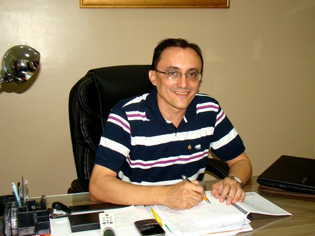 [SOUZA%2520QUEBRA%2520SIL%25C3%258ANCIO%2520E%2520FALA%2520SOBRE%2520SUCESS%25C3%2583O%2520MUNICIPAL%255B3%255D.jpg]