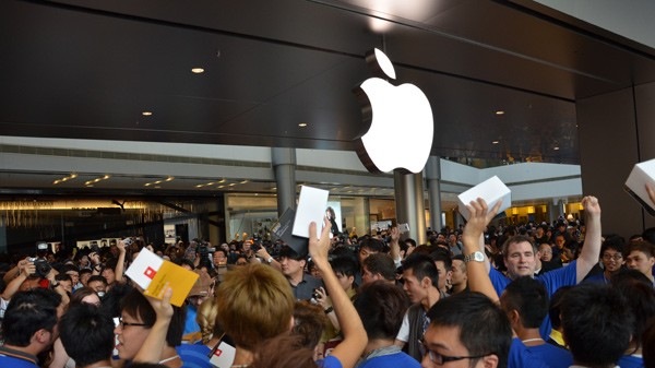 24 日上午九點正，坐落於坐落於香港國際金融中心商場的 Apple Store, ifc mall 正式開幕。