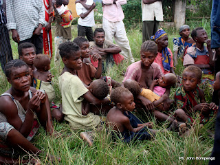Une famille de pygmées dans un centre des Refugiés de Dongo(RDC) à Betou(RCA) le 18/11/2009. Ph. Don John Bompengo