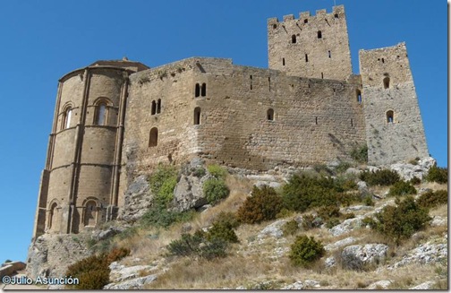 Castillo de Loarre - vista desde la puerta de la muralla exterior - Huesca