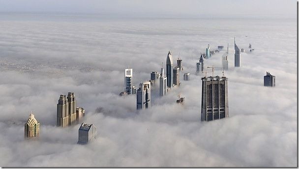 從杜拜 163 層（828公尺）的高樓鳥瞰其他高聳入雲的大樓.